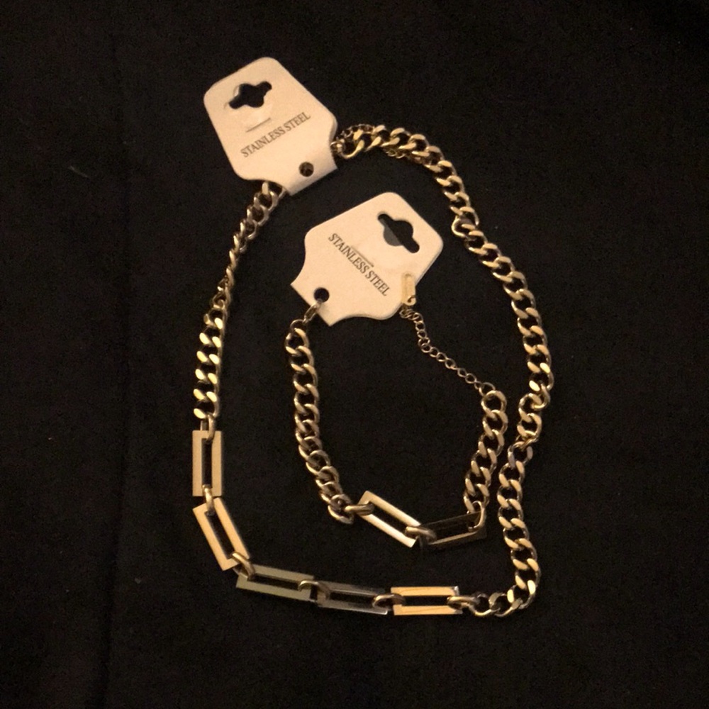 New gold color set necklace in stainless new never worn